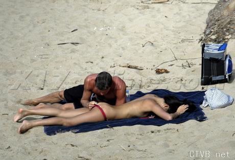 美腿走光 - 章子怡海滩门事件照大全 - 7.jpg