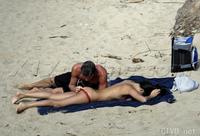 美腿走光 - 章子怡海滩门事件照大全 - 7.jpg