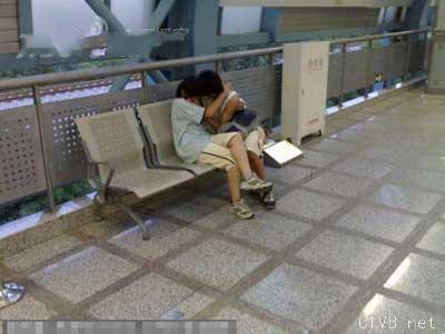 美腿走光 - 美女大学生野外偷欢，被人拍到高清照片 - 13.jpg