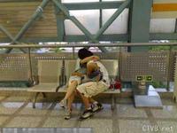 美腿走光 - 美女大学生野外偷欢，被人拍到高清照片 - 2.jpg