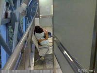 美腿走光 - 美女大学生野外偷欢，被人拍到高清照片 - 14.jpg