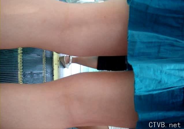 美腿走光 - 自动扶梯上揭开MM裙子偷拍内裤全过程 - 1.jpg