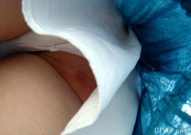 美腿走光 - 自动扶梯上揭开MM裙子偷拍内裤全过程 - 2.jpg