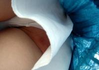 美腿走光 - 自动扶梯上揭开MM裙子偷拍内裤全过程 - 2.jpg