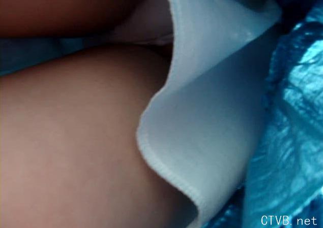 美腿走光 - 自动扶梯上揭开MM裙子偷拍内裤全过程 - 8.jpg