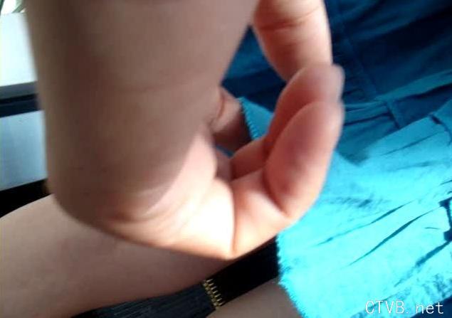 美腿走光 - 自动扶梯上揭开MM裙子偷拍内裤全过程 - 7.jpg