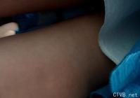 美腿走光 - 自动扶梯上揭开MM裙子偷拍内裤全过程 - 10.jpg