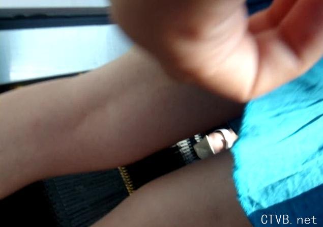 美腿走光 - 自动扶梯上揭开MM裙子偷拍内裤全过程 - 6.jpg