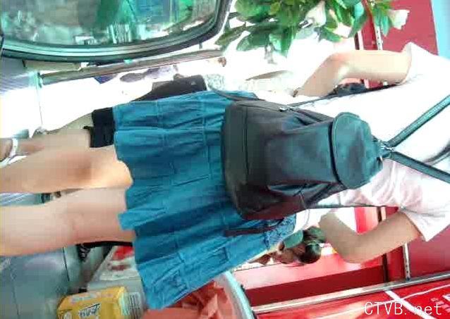 美腿走光 - 自动扶梯上揭开MM裙子偷拍内裤全过程 - 3.jpg