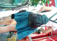 美腿走光 - 自动扶梯上揭开MM裙子偷拍内裤全过程 - 3.jpg