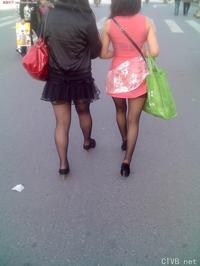 美腿走光 - 走在大街上的黑丝姐妹 - 1.jpg