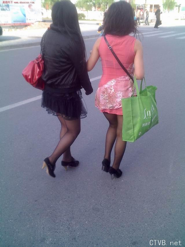 美腿走光 - 走在大街上的黑丝姐妹 - 2.jpg
