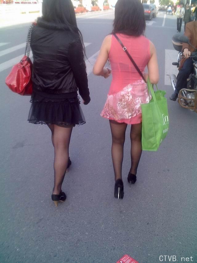 美腿走光 - 走在大街上的黑丝姐妹 - 4.jpg