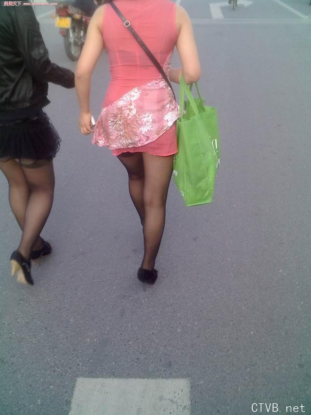 美腿走光 - 走在大街上的黑丝姐妹 - 3.jpg