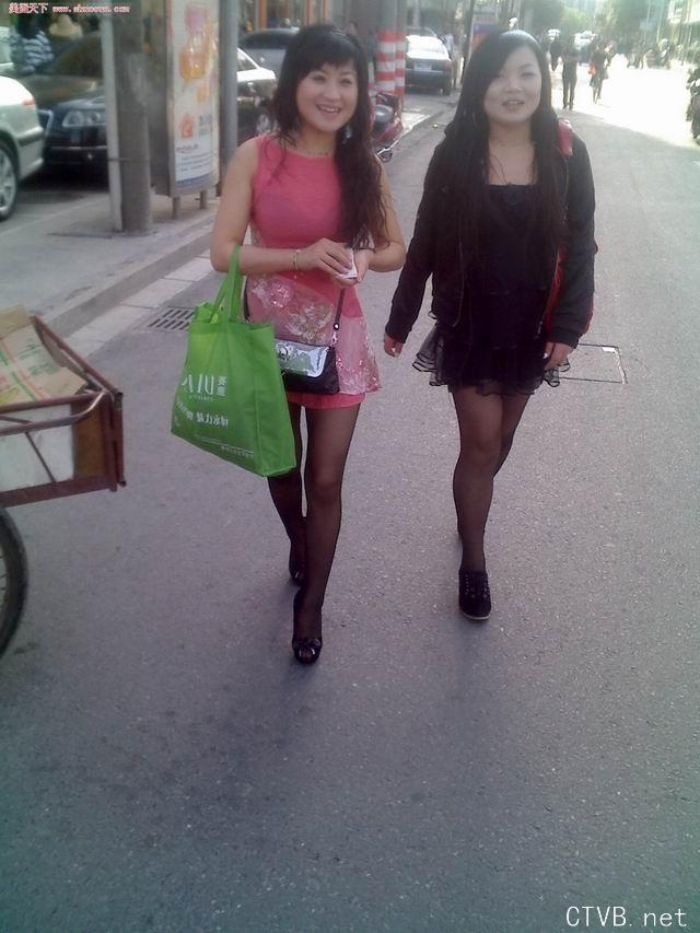 美腿走光 - 走在大街上的黑丝姐妹 - 5.jpg