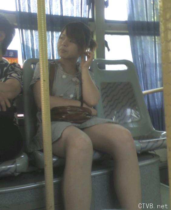 美腿走光 - 偷拍走光公交上偷拍的无丝美腿 - 1.jpg