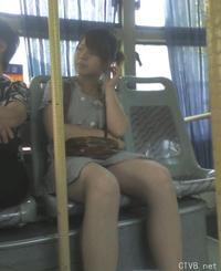 美腿走光 - 偷拍走光公交上偷拍的无丝美腿 - 1.jpg