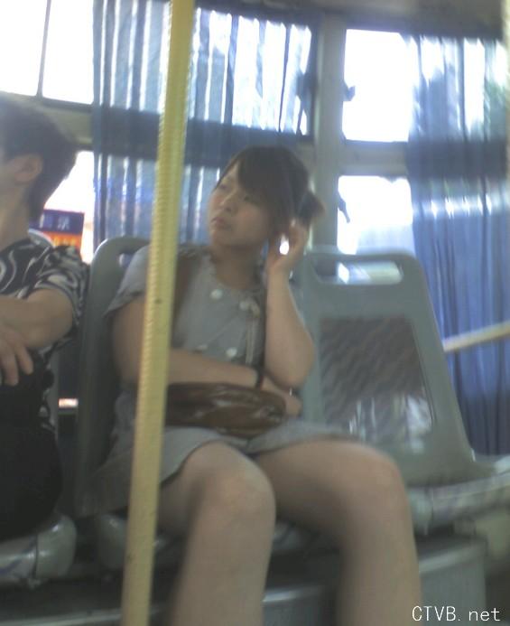 美腿走光 - 偷拍走光公交上偷拍的无丝美腿 - 2.jpg