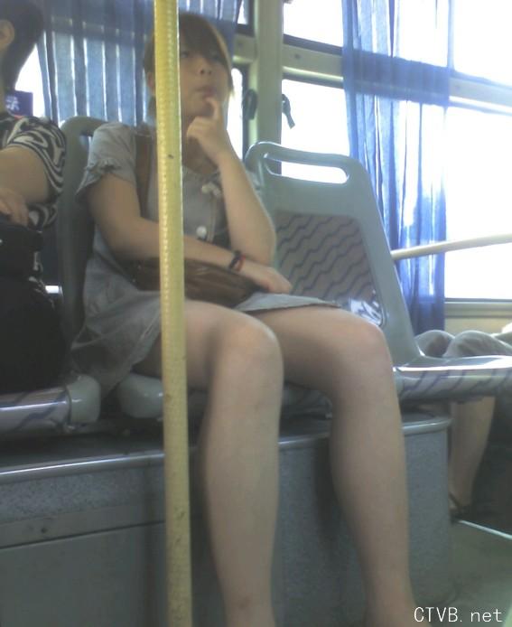 美腿走光 - 偷拍走光公交上偷拍的无丝美腿 - 5.jpg