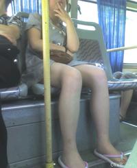 美腿走光 - 偷拍走光公交上偷拍的无丝美腿 - 3.jpg