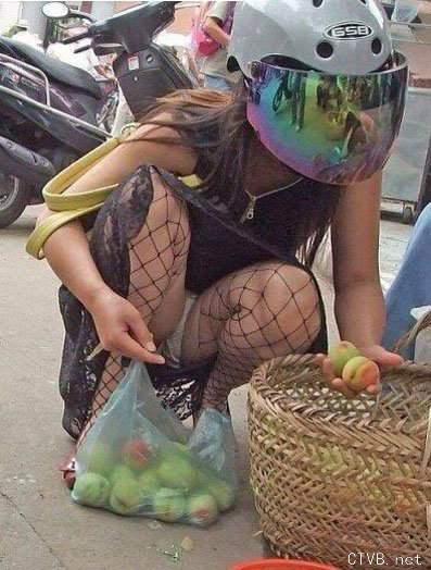 美腿走光 - 下蹲买水果的少妇底下露出走光 - 2.jpg