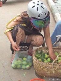 美腿走光 - 下蹲买水果的少妇底下露出走光 - 1.jpg