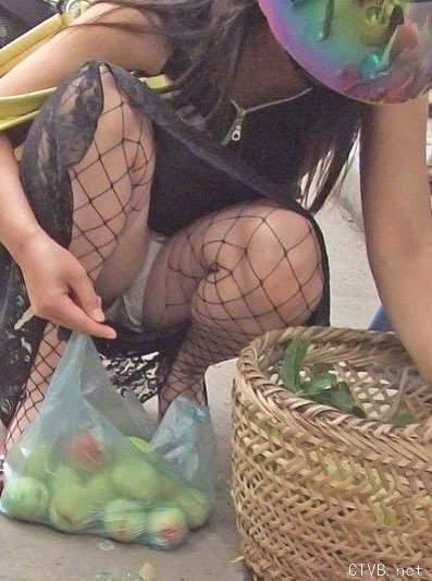 美腿走光 - 下蹲买水果的少妇底下露出走光 - 7.jpg