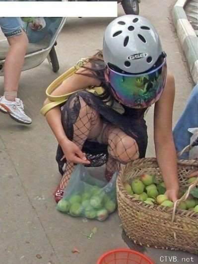 美腿走光 - 下蹲买水果的少妇底下露出走光 - 8.jpg
