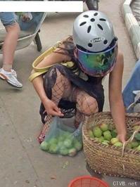 美腿走光 - 下蹲买水果的少妇底下露出走光 - 8.jpg