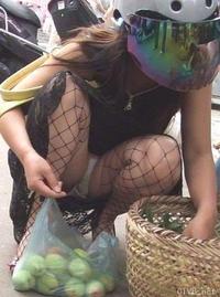 美腿走光 - 下蹲买水果的少妇底下露出走光 - 6.jpg