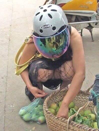 美腿走光 - 下蹲买水果的少妇底下露出走光 - 9.jpg