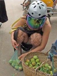 美腿走光 - 下蹲买水果的少妇底下露出走光 - 5.jpg