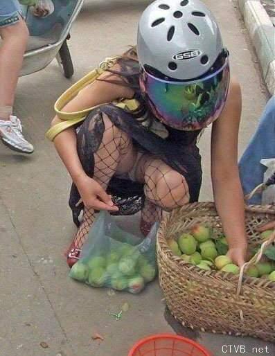 美腿走光 - 下蹲买水果的少妇底下露出走光 - 3.jpg