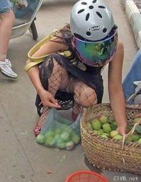 美腿走光 - 下蹲买水果的少妇底下露出走光 - 3.jpg