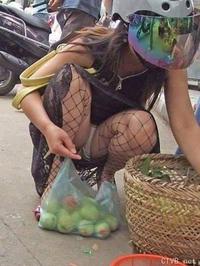 美腿走光 - 下蹲买水果的少妇底下露出走光 - 4.jpg