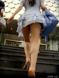 美腿走光 - 偷拍街上穿超短裙美女的内裤 - 11.jpg