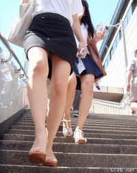 美腿走光 - 偷拍街上穿超短裙美女的内裤 - 9.jpg