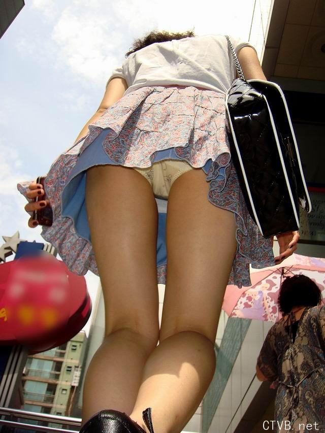 美腿走光 - 偷拍街上穿超短裙美女的内裤 - 4.jpg