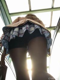 美腿走光 - 偷拍街上穿超短裙美女的内裤 - 13.jpg