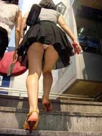 美腿走光 - 偷拍街上穿超短裙美女的内裤 - 5.jpg