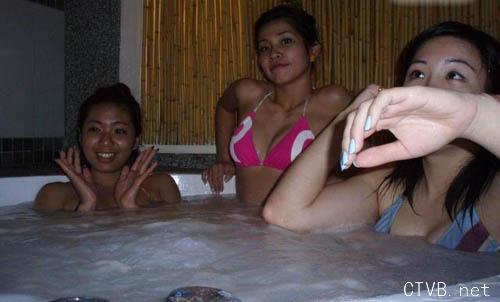 美腿走光 - 全程实拍一群富婆洗泡泡浴 - 6.jpg