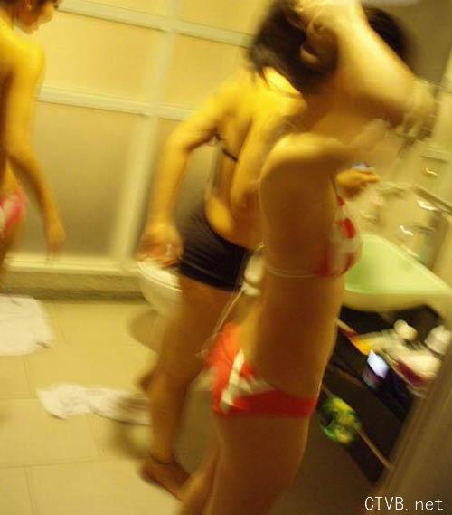 美腿走光 - 全程实拍一群富婆洗泡泡浴 - 5.jpg