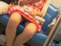 美腿走光 - 偷拍坐地鐵的孕婦內褲 - 4.jpg