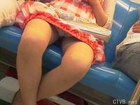 美腿走光 - 偷拍坐地鐵的孕婦內褲 - 1.jpg