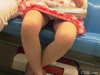 美腿走光 - 偷拍坐地鐵的孕婦內褲 - 9.jpg