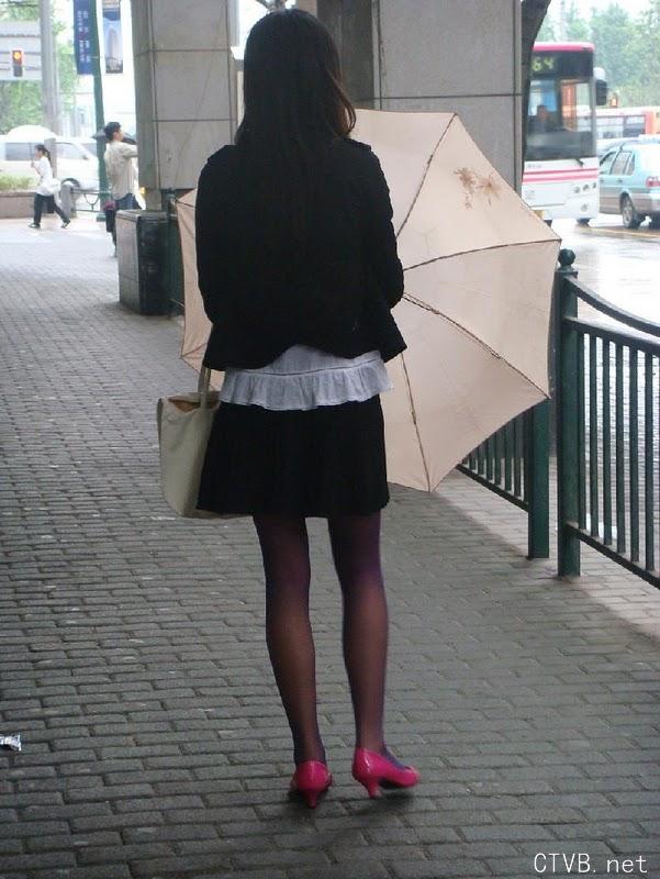 美腿走光 - 雨天跟拍街头超薄紫丝超惹火身材 - 7.jpg