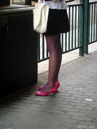 美腿走光 - 雨天跟拍街头超薄紫丝超惹火身材 - 1.jpg