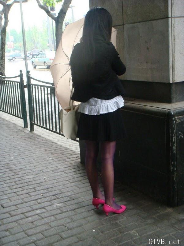 美腿走光 - 雨天跟拍街头超薄紫丝超惹火身材 - 8.jpg