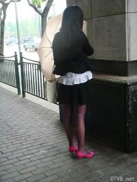 美腿走光 - 雨天跟拍街头超薄紫丝超惹火身材 - 8.jpg