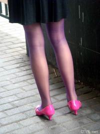 美腿走光 - 雨天跟拍街头超薄紫丝超惹火身材 - 16.jpg